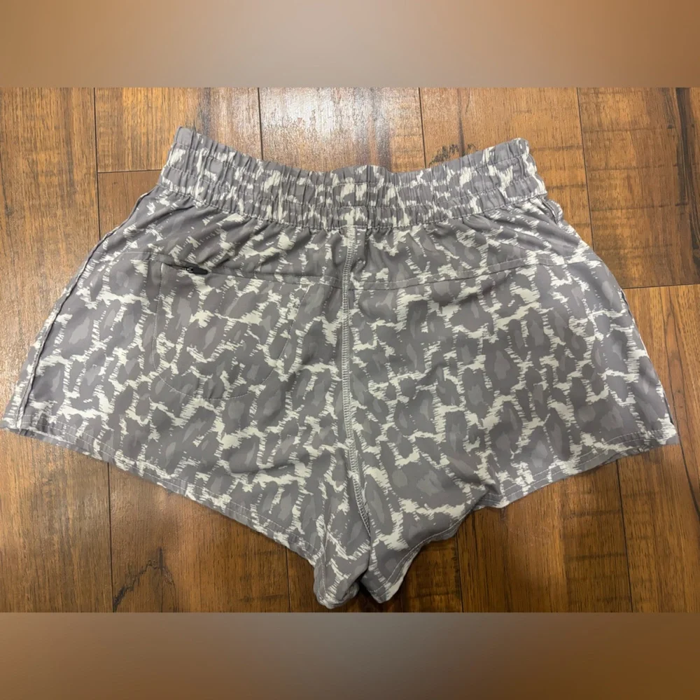 Vuori Dash Shorts in Opal Spots Gray White Women’s Small - Picture 8 of 13
